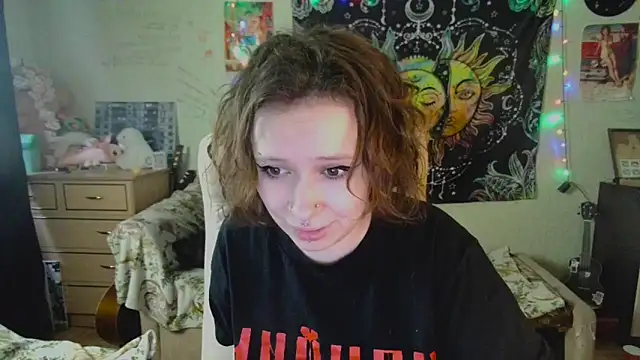 Snapshot of Lil_foxxx chatting on October 7, 2025, 10:23 am Lil foxxx online show from October 7, 2025, 10:23 am