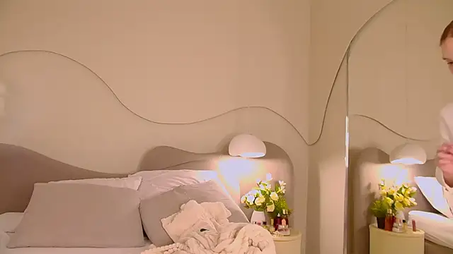 MiraBliss online show from October 5, 2025, 10:07 pm