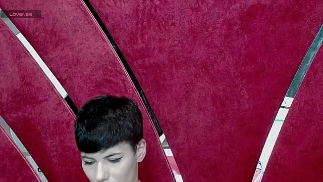 Snapshot of Roxxy_Rouge chatting on October 25, 2025, 4:35 pm Roxxy Rouge online show from October 25, 2025, 4:35 pm