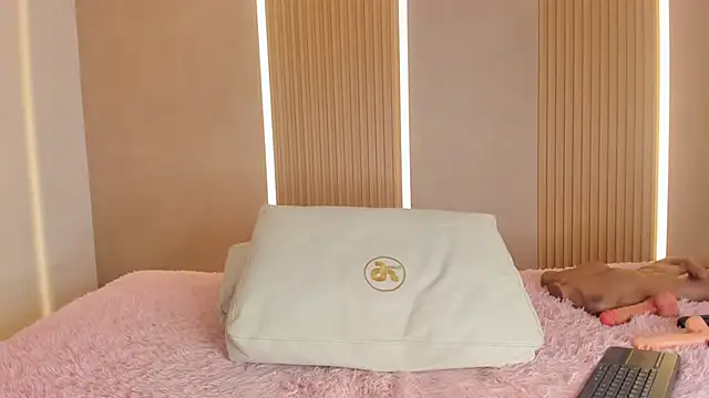 stephany summer online show from February 28, 2026, 7:37 pm