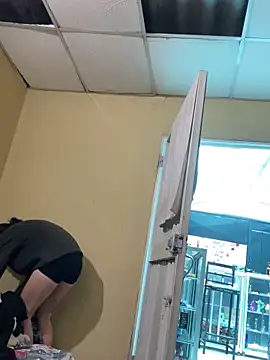 Snapshot of val_zx chatting on September 20, 2025, 7:37 pm val zx online show from September 20, 2025, 7:37 pm