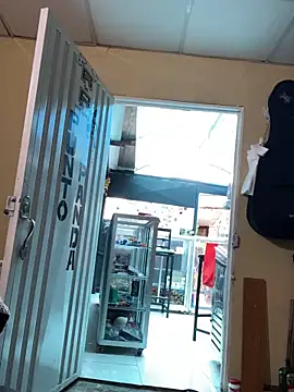 Snapshot of val_zx chatting on September 24, 2025, 6:33 pm val zx online show from September 24, 2025, 6:33 pm