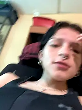 Snapshot of val_zx chatting on October 10, 2025, 5:45 pm val zx online show from October 10, 2025, 5:45 pm