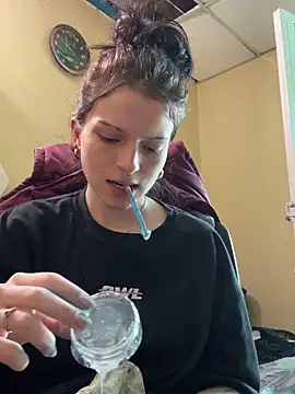 Snapshot of val_zx chatting on October 15, 2025, 6:19 pm val zx online show from October 15, 2025, 6:19 pm