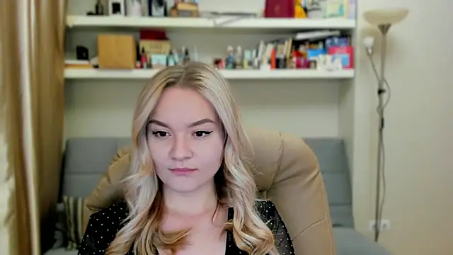 Kara Smith  online show from October 17, 2025, 11:18 pm