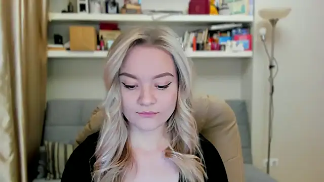 Kara Smith  online show from October 18, 2025, 10:10 pm