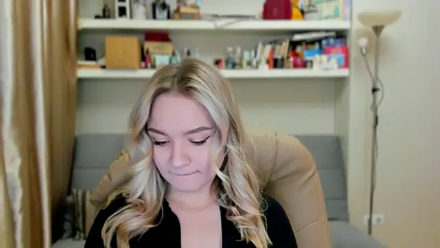 Kara Smith  online show from October 19, 2025, 9:37 pm