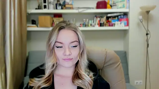 Kara Smith  online show from November 28, 2025, 11:40 pm