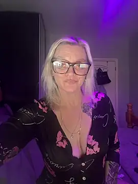 Snapshot of Curvy-Cleo chatting on February 10, 2026, 12:09 pm Curvy-Cleo online show from February 10, 2026, 12:09 pm