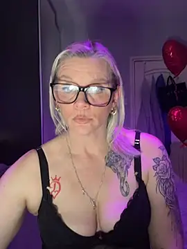 Snapshot of Curvy-Cleo chatting on February 15, 2026, 9:44 pm Curvy-Cleo online show from February 15, 2026, 9:44 pm