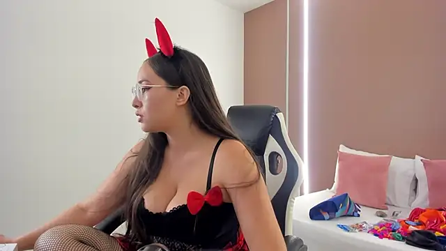 sophia martinezz  online show from October 17, 2025, 7:49 pm