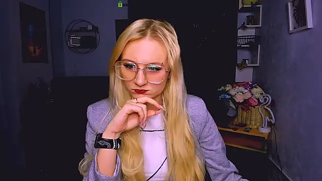 madam uliis online show from December 22, 2025, 1:52 pm