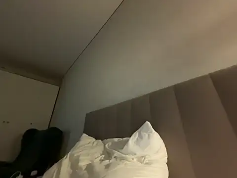 Snapshot of Aliniasky chatting on February 14, 2026, 8:16 pm Aliniasky online show from February 14, 2026, 8:16 pm