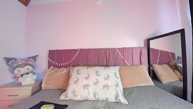 Snapshot of kitty-kryss chatting on November 5, 2025, 12:49 pm kitty-kryss online show from November 5, 2025, 12:49 pm