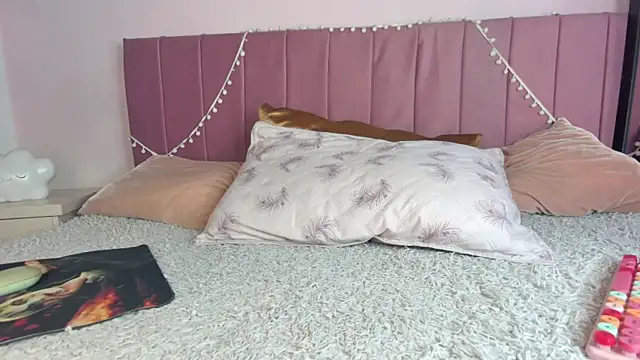 kitty-kryss online show from November 18, 2025, 3:49 pm