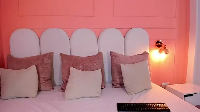 eva sainnt online show from November 2, 2025, 2:25 am