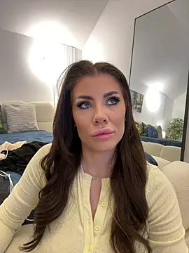 CelineReys online show from April 12, 2026, 5:51 pm