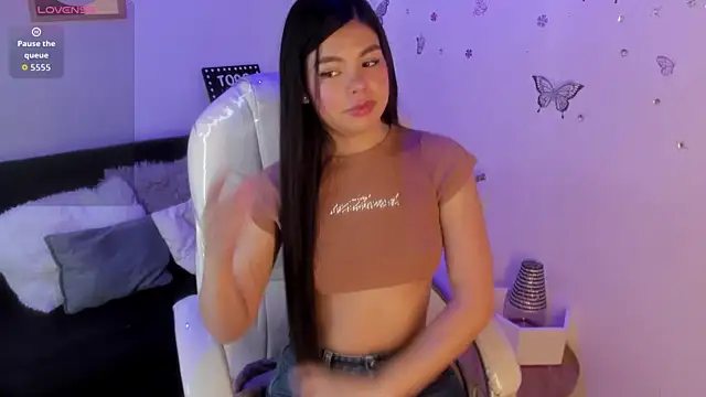 Pretty Johnson  online show from April 11, 2026, 11:36 am