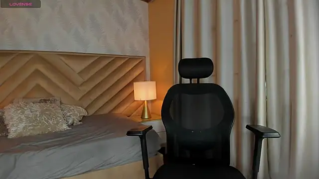 Snapshot of alice_kingsley_ chatting on November 24, 2025, 7:35 pm alice kingsley online show from November 24, 2025, 7:35 pm