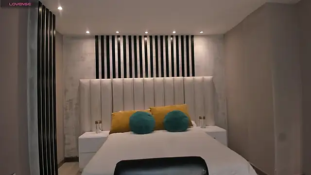 MaiaCollins online show from November 28, 2025, 6:32 pm