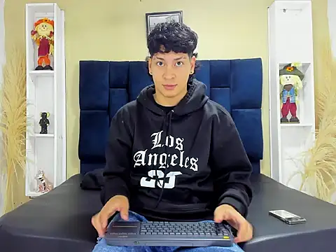 Snapshot of Jhojan_twink chatting on September 21, 2025, 11:23 am Jhojan twink online show from September 21, 2025, 11:23 am