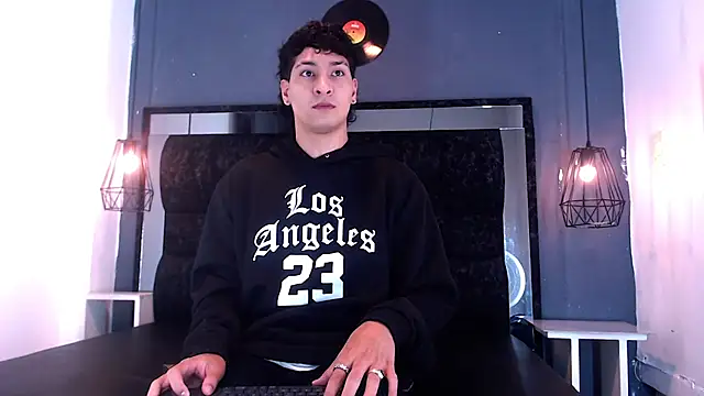 Jhojan twink online show from January 17, 2026, 4:28 am