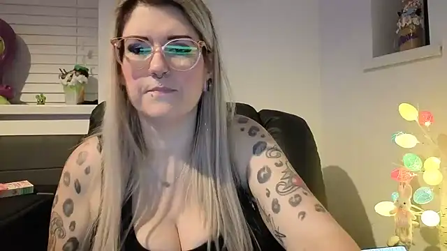 Snapshot of Sizzling_Indie36 chatting on February 26, 2026, 11:04 pm Sizzling Indie36 online show from February 26, 2026, 11:04 pm