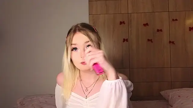 minigirl online show from March 1, 2026, 4:20 pm