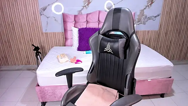 Snapshot of Nicolee19 chatting on October 7, 2025, 10:56 am Nicolee19 online show from October 7, 2025, 10:56 am