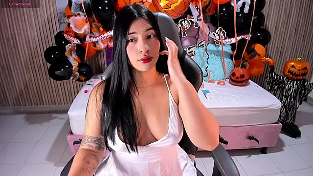 Snapshot of Nicolee19 chatting on November 8, 2025, 10:59 am Nicolee19 online show from November 8, 2025, 10:59 am