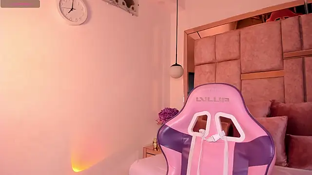 Snapshot of abby_roux chatting on February 6, 2026, 3:33 am abby roux online show from February 6, 2026, 3:33 am