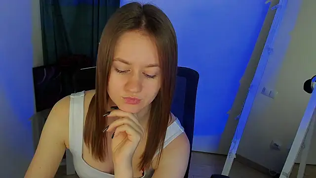 Snapshot of Catherine_e chatting on October 25, 2025, 6:35 pm Catherine e online show from October 25, 2025, 6:35 pm