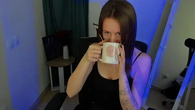 Snapshot of Catherine_e chatting on November 3, 2025, 9:48 pm Catherine e online show from November 3, 2025, 9:48 pm