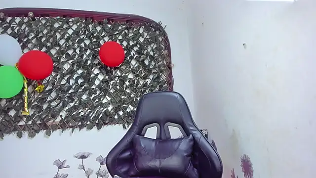 Snapshot of Sarahbrowm_ chatting on November 6, 2025, 7:48 pm Sarahbrowm online show from November 6, 2025, 7:48 pm