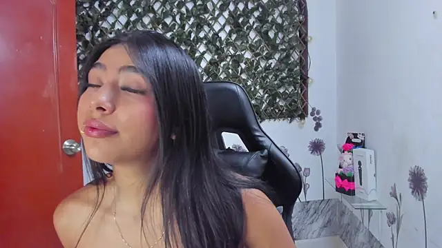 Snapshot of Sarahbrowm_ chatting on November 9, 2025, 10:08 pm Sarahbrowm online show from November 9, 2025, 10:08 pm