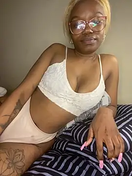 Snapshot of YummyMelanin117 chatting on October 1, 2025, 10:38 pm YummyMelanin117 online show from October 1, 2025, 10:38 pm