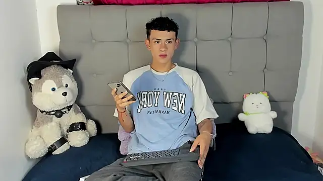 jeims hotboy online show from June 24, 2026, 4:44 am