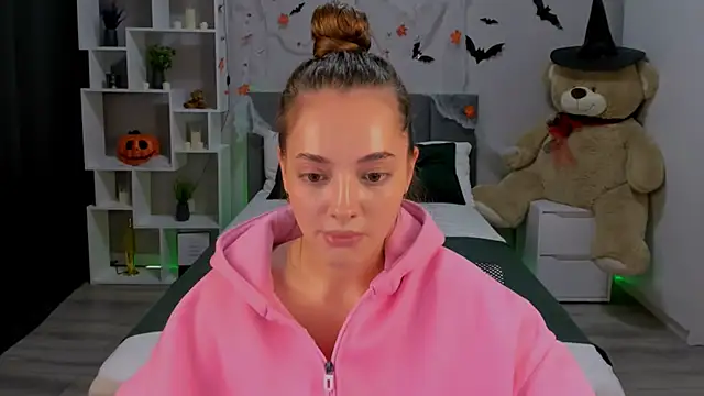 Snapshot of MelanieAlves chatting on October 20, 2025, 5:57 pm MelanieAlves online show from October 20, 2025, 5:57 pm