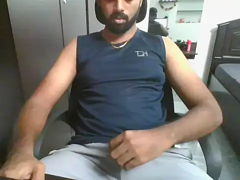 lovelyakash69 online show from April 16, 2026, 12:28 pm