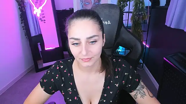 ValeriiMills online show from November 5, 2025, 2:39 pm