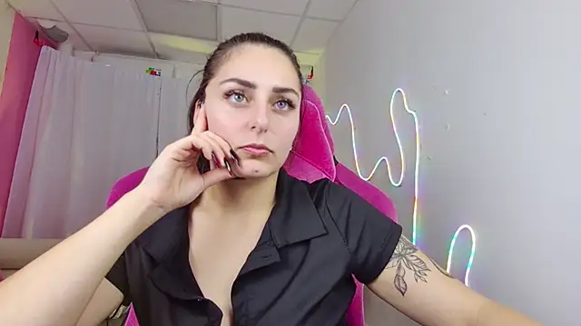 ValeriiMills online show from November 25, 2025, 3:45 pm