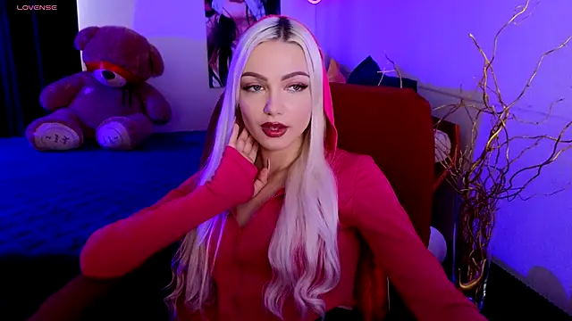 LinaLirian online show from October 22, 2025, 12:27 pm