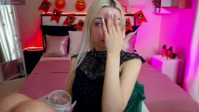 LinaLirian online show from October 28, 2025, 1:47 pm