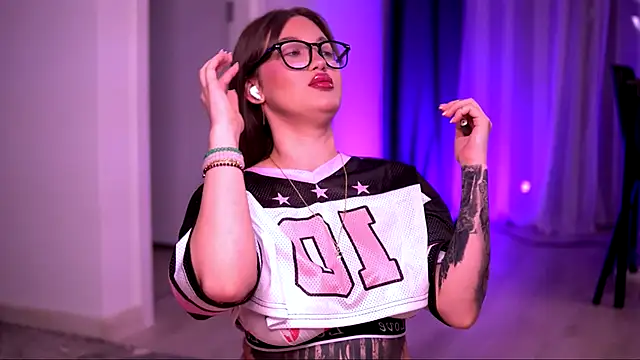 Snapshot of AryaDeluna chatting on October 2, 2025, 11:01 pm AryaDeluna online show from October 2, 2025, 11:01 pm