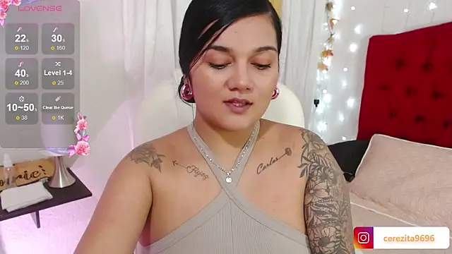 Snapshot of mia_traveluxe chatting on September 18, 2025, 2:02 am mia traveluxe online show from September 18, 2025, 2:02 am