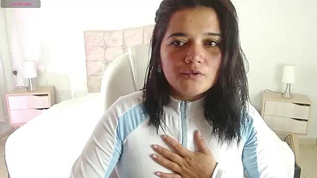 Snapshot of mia_traveluxe chatting on October 5, 2025, 2:10 am mia traveluxe online show from October 5, 2025, 2:10 am