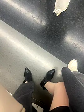 xiaoyuan01 online show from December 2, 2025, 2:06 am