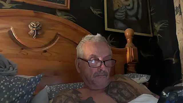 Snapshot of poggles chatting on October 3, 2025, 7:33 pm poggles online show from October 3, 2025, 7:33 pm