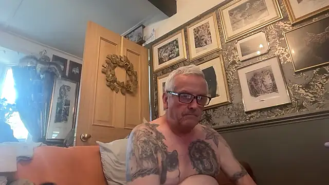 Snapshot of poggles chatting on July 14, 2026, 2:01 pm poggles online show from July 14, 2026, 2:01 pm