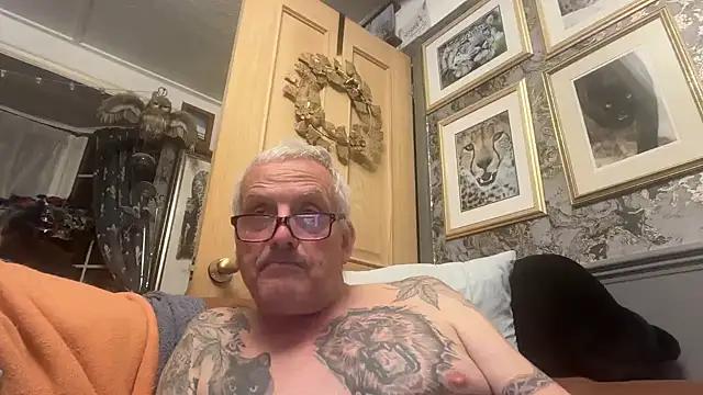 Snapshot of poggles chatting on July 16, 2026, 9:43 pm poggles online show from July 16, 2026, 9:43 pm